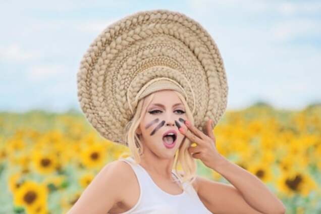 Раскованная Оля Полякова в новом клипе показала, как правильно бросать бывших парней