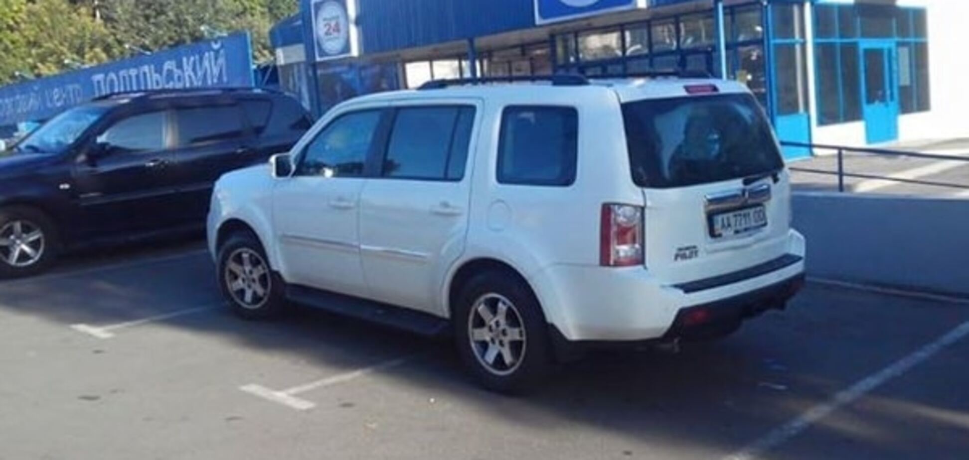 Автохам на внедорожнике Honda 'наплевал' на других водителей в Киеве: фото 'героя'