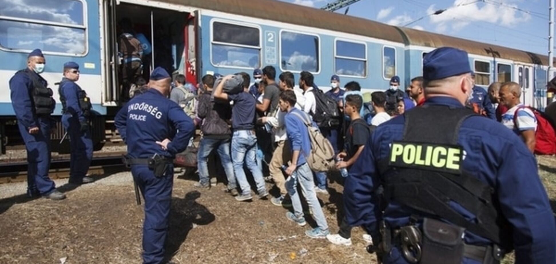 Резиновые пули, газ и сети: в Венгрии разрешили использовать нелетальное оружие против мигрантов