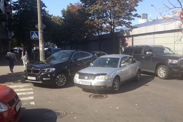 В Киеве на Печерске два 'героя парковки' заблокировали движение на перекрестке