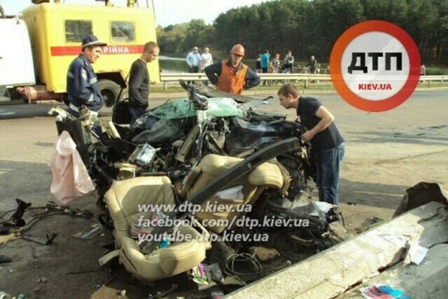 В страшной аварии в Чернигове автомобиль разорвало на части: фото с места ДТП