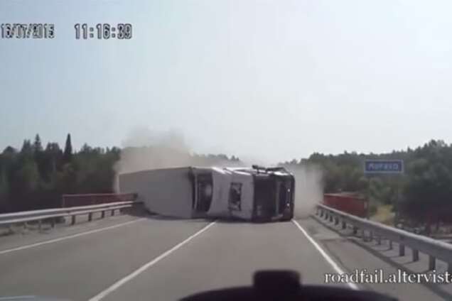 Самые страшные ДТП с грузовиками за сентябрь: видеоподборка