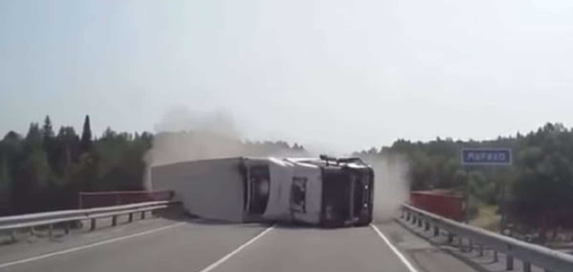 Самые страшные ДТП с грузовиками за сентябрь: видеоподборка