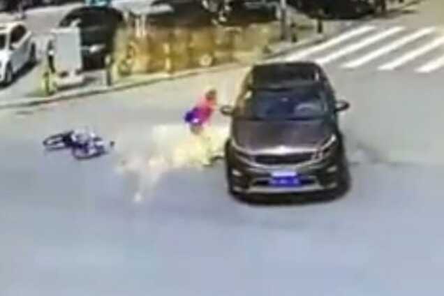 У Китаї автомобіль переїхав хлопчика, який випав із велосипеда: шокуюче відео