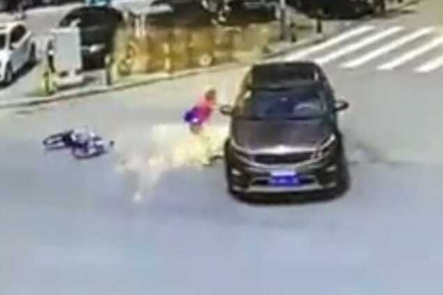 В Китае автомобиль переехал мальчика, выпавшего из велосипеда: шокирующее видео