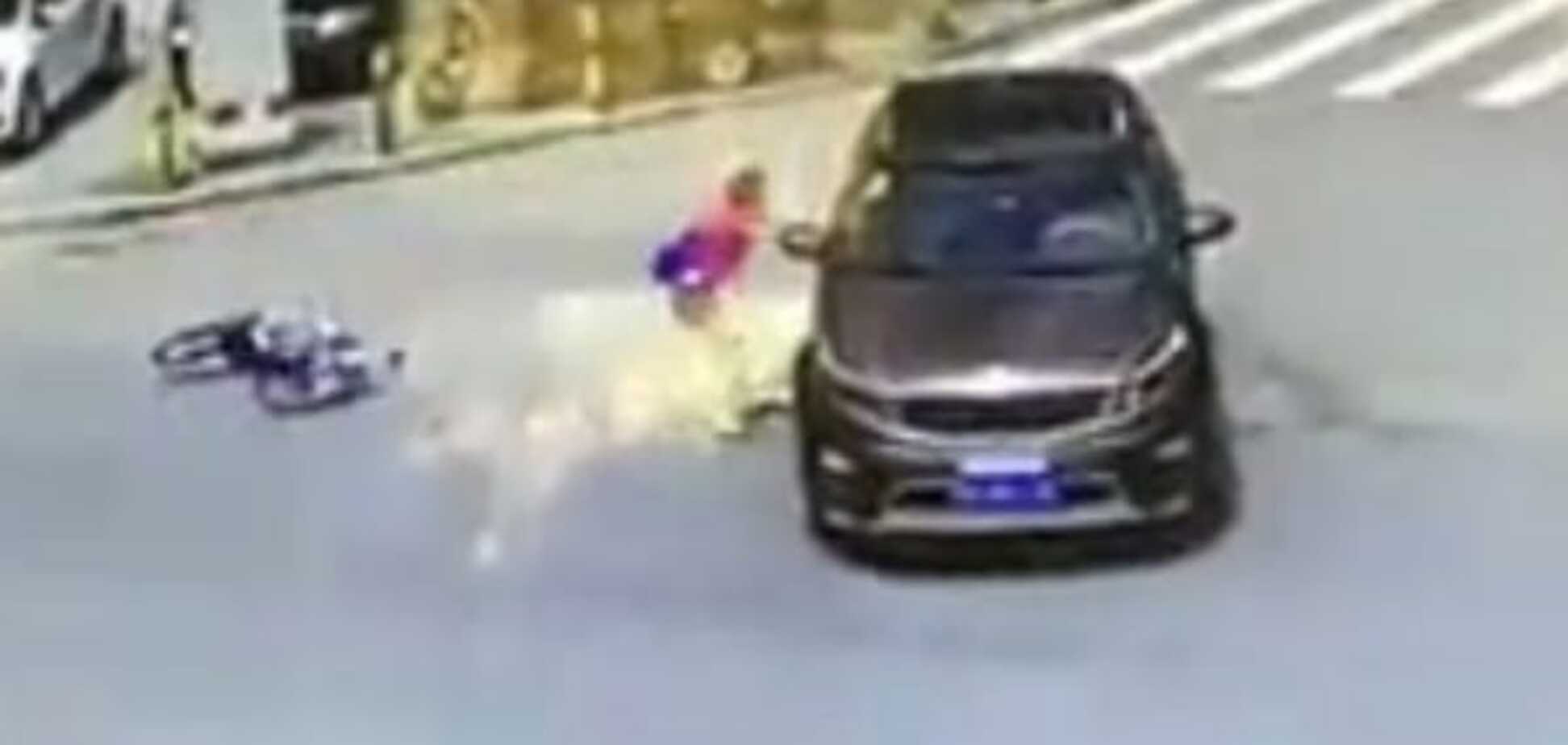 В Китае автомобиль переехал мальчика, выпавшего из велосипеда: шокирующее видео