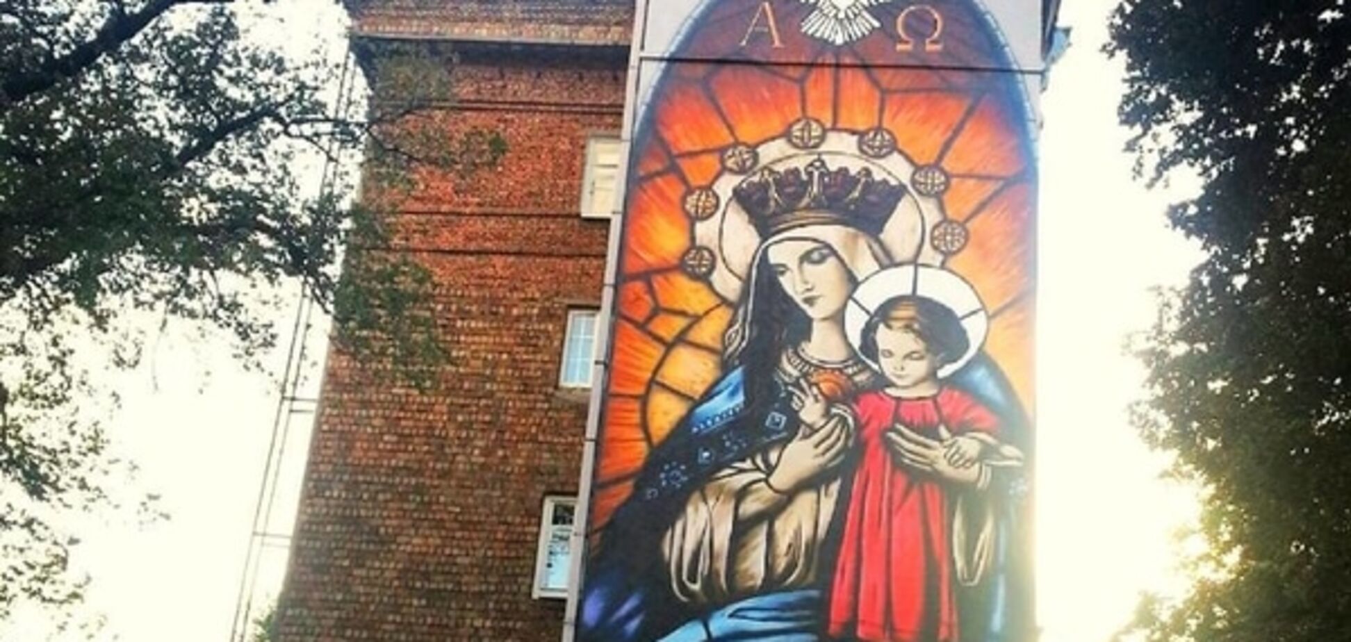 Невероятный образ Девы Марии с Иисусом поразил киевлян: фотофакт