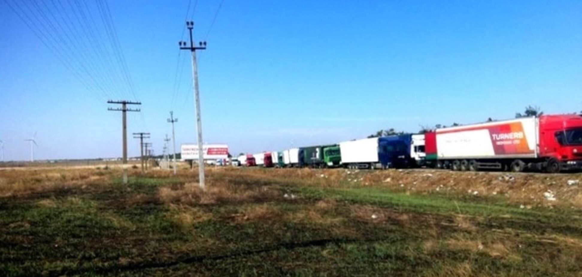 Блокада Крыма: активисты заблокировали почти 1000 грузовиков. Фотофакт