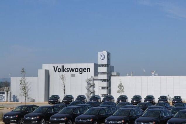 Скандал с Volkswagen набирает обороты: акции падают, автомобили сняты с продажи