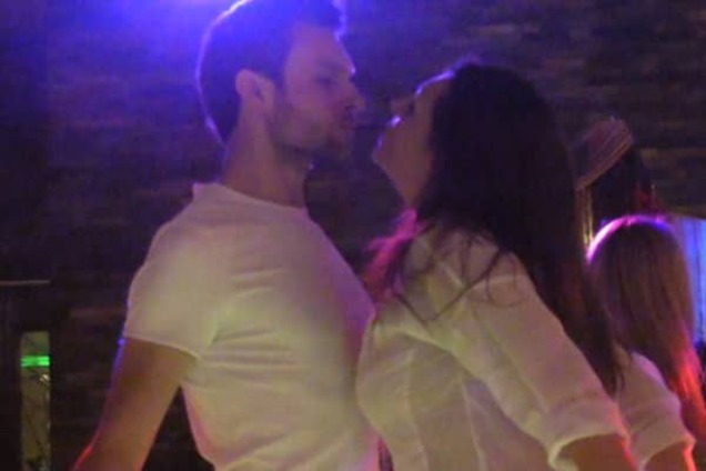 Наталю Бочкарьову застукали за поцілунками з одруженим зіркою 'Глухаря': відеофакт