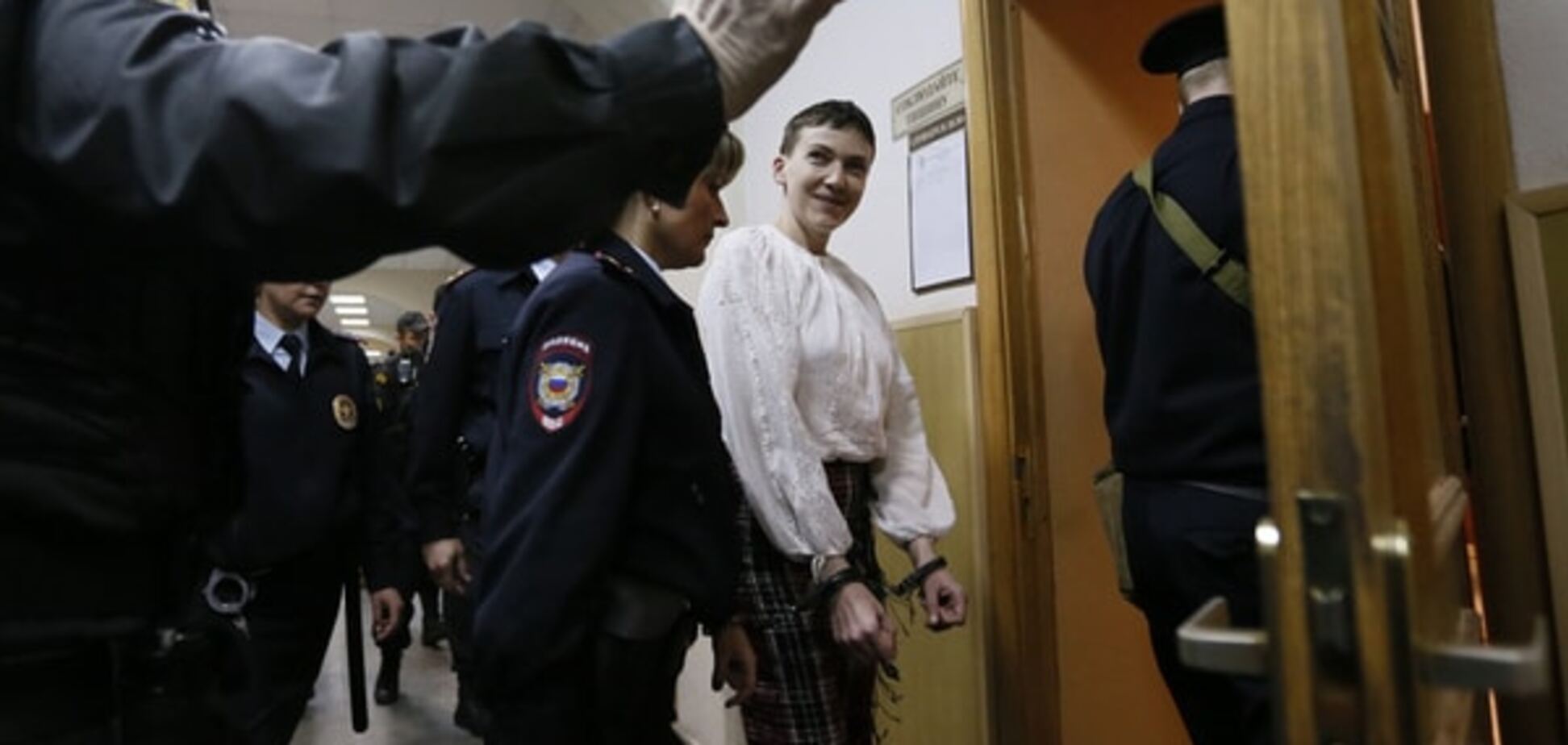 Савченко доставили до суду. Серед 'свідків' заявлений ватажок 'ЛНР'