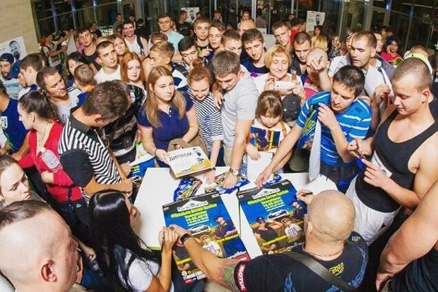 За автографом к красавице-копу Милевич выстроилась очередь: фотофакт