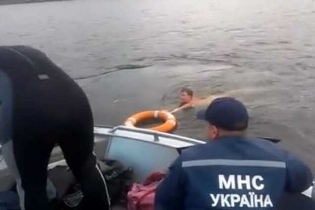 В Киеве посреди Днепра водолазы пытались спасти голую женщину: видеофакт