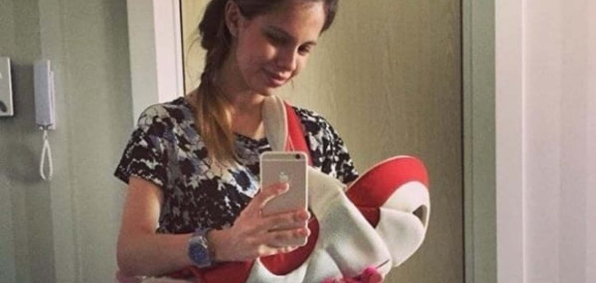 Вратарь 'Динамо' поделился первыми фотографиями двухмесячной дочки