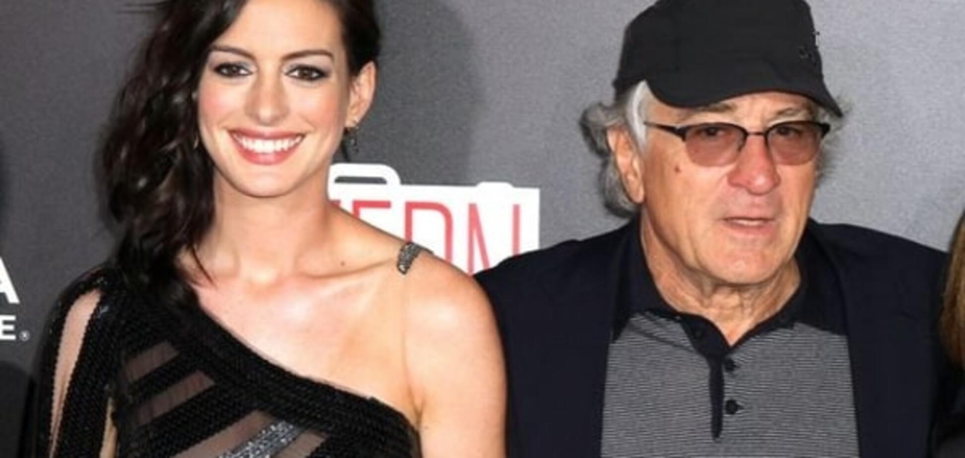 Энн Хэтэуэй появилась в платье без белья в компании 72-летнего Де Ниро