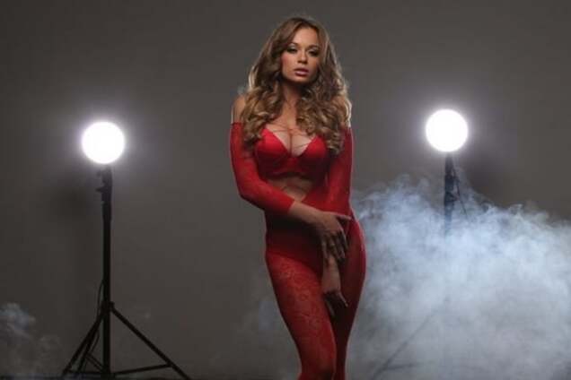 Молодая мама Яна Соломко поразила сексуальным декольте в красном костюме