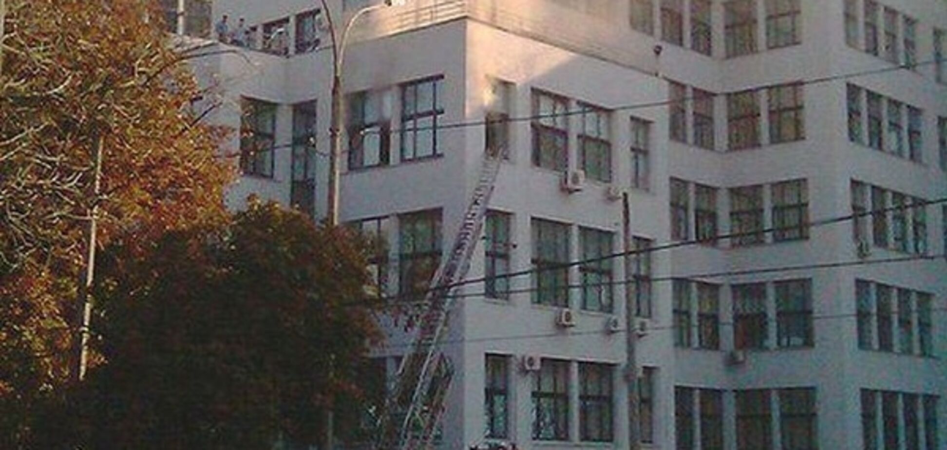 В центре Харькова загорелось огромное здание Госпрома