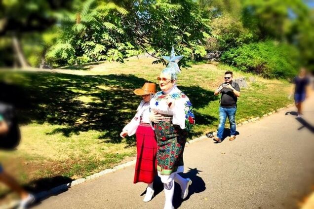 Сердючка с 'мамой', одетые в вышиванки, произвели фурор в Центральном парке Нью-Йорка
