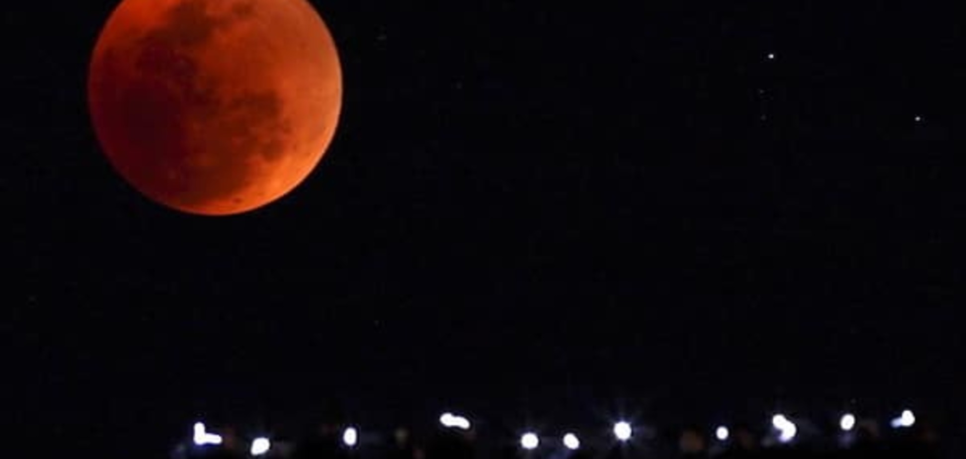 'Кровавая Луна': где наблюдать затмение и чего остерегаться