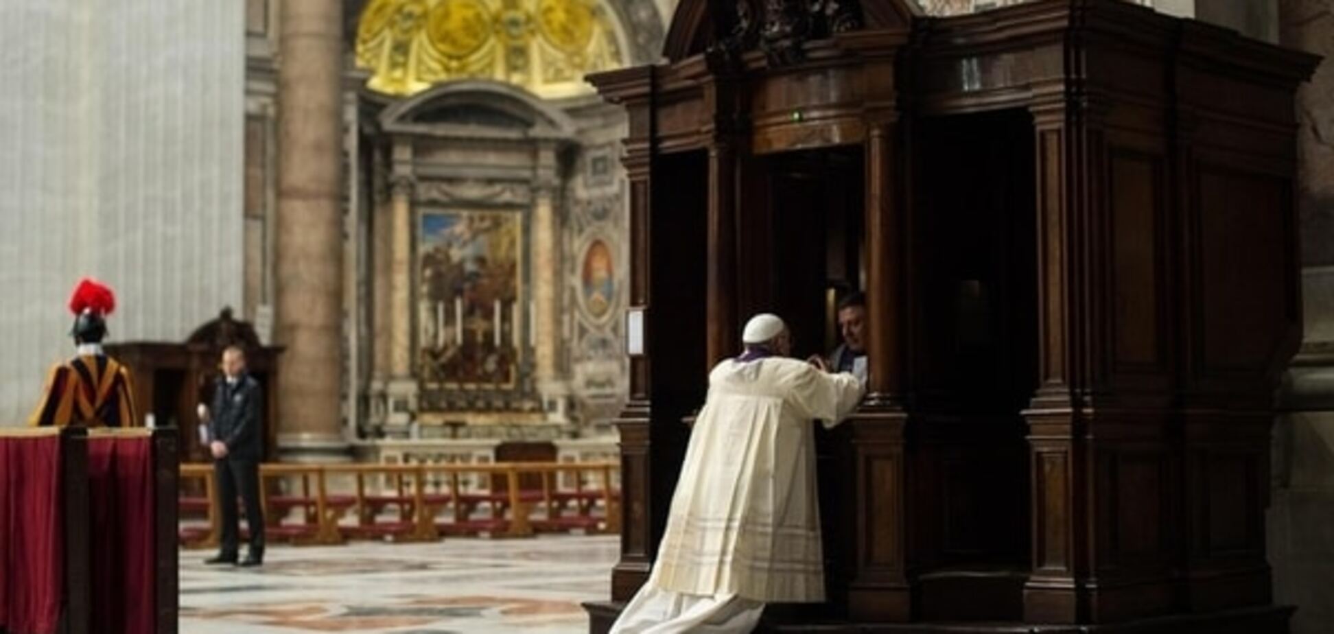 Папа Франциск назвал себя 'первым грешником' и рассказал, кому исповедуется