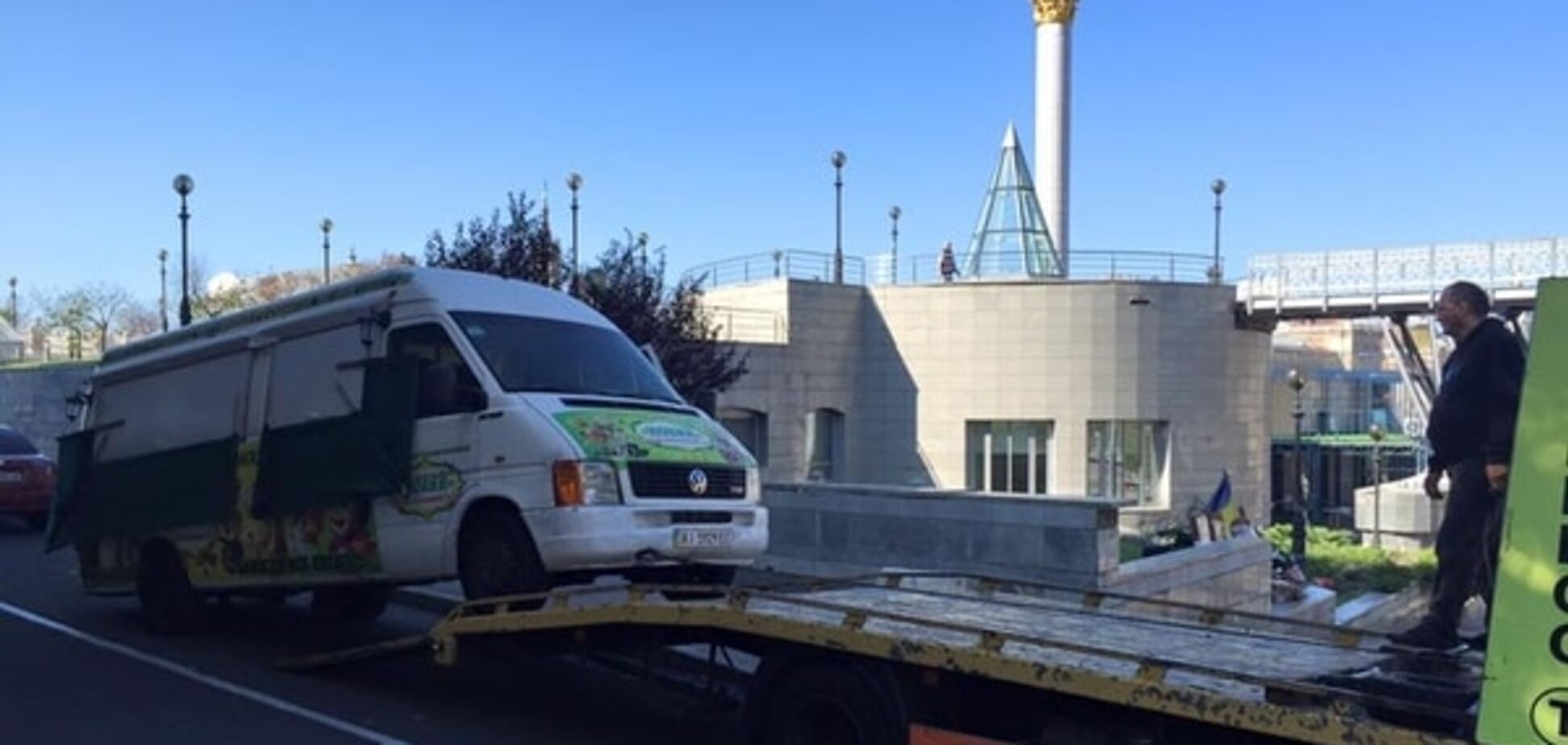 На Институтской в Киеве демонтировали МАФы: фотофакт