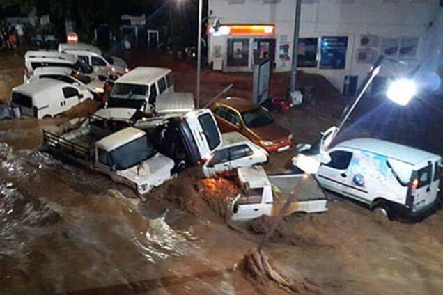 В турецкий Бодрум пришел ад: опубликованы жуткие видео наводнения