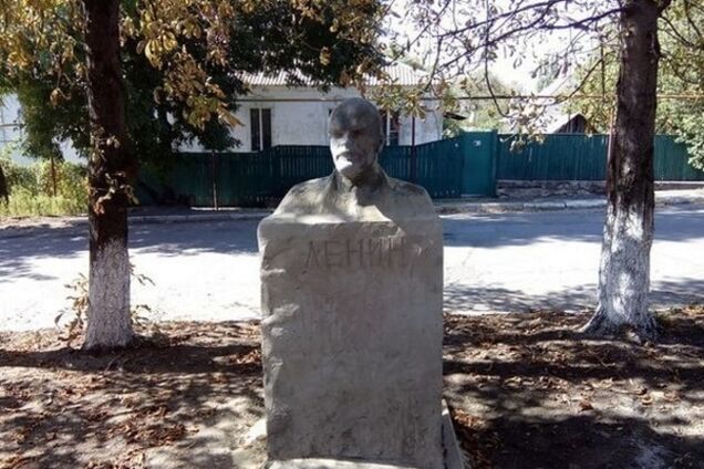 Назад в СССР. В 'ЛНР' установили маленький памятник Ленину: фотофакт