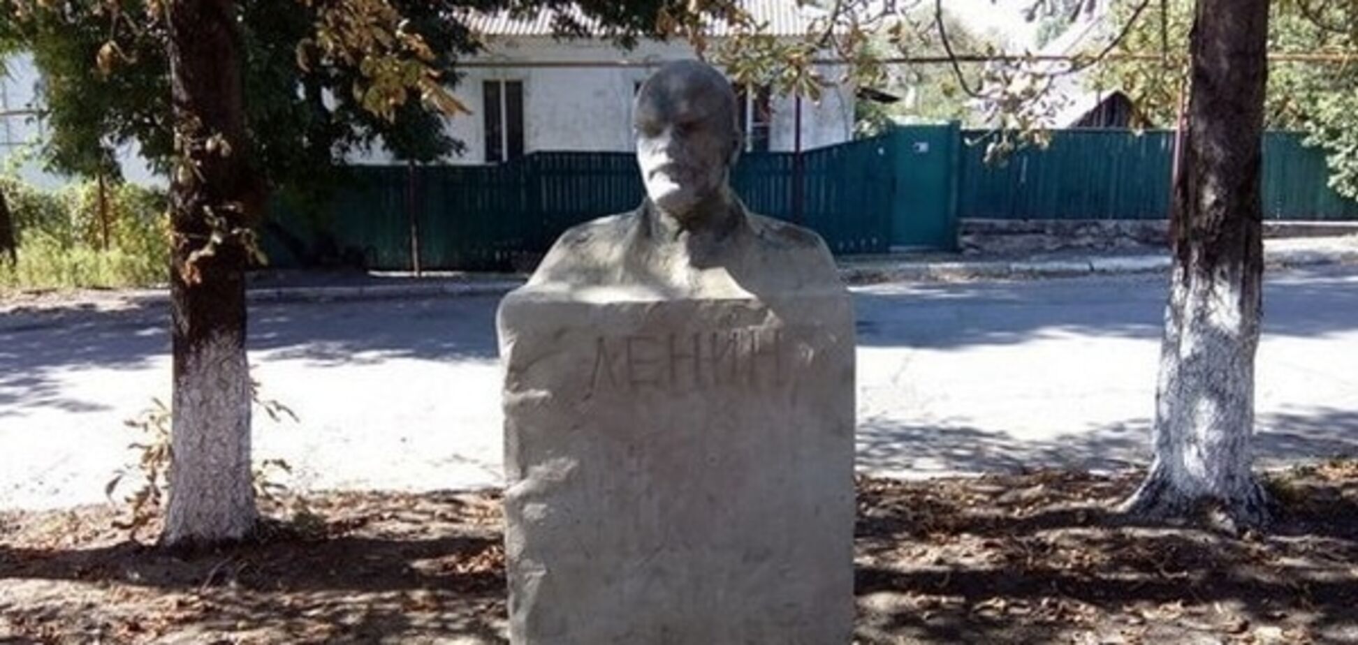 Назад в СССР. В 'ЛНР' установили маленький памятник Ленину: фотофакт