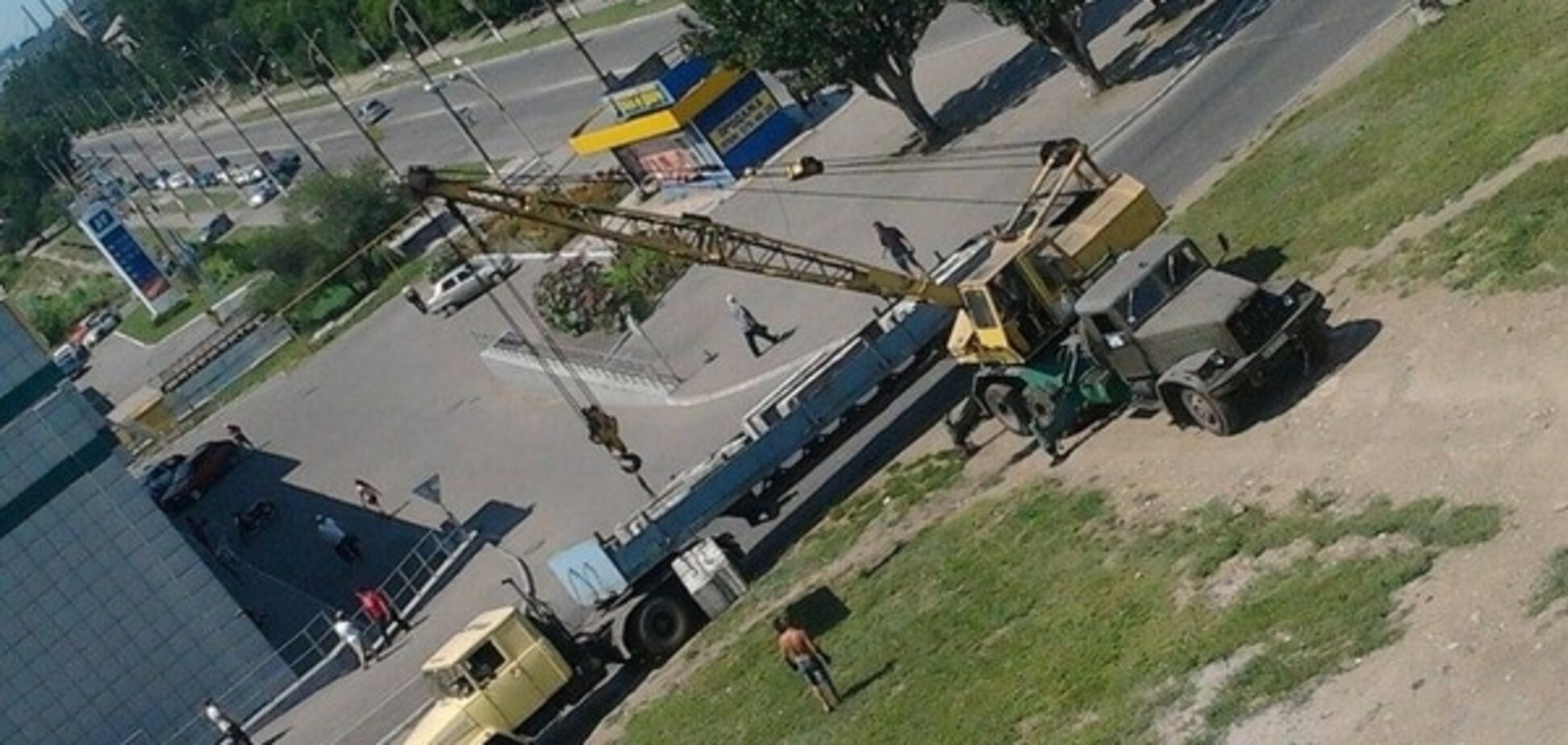 'Финита ля комедия': террористы в Алчевске разбирают укрепления. Фотофакт