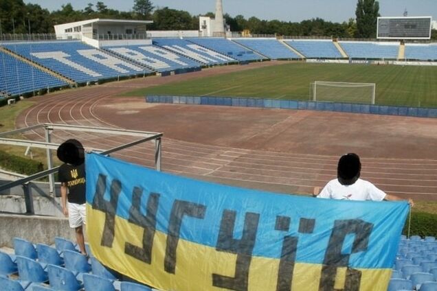 Крым - Украина! Фаны на стадионе в Симферополе вывесили украинский флаг