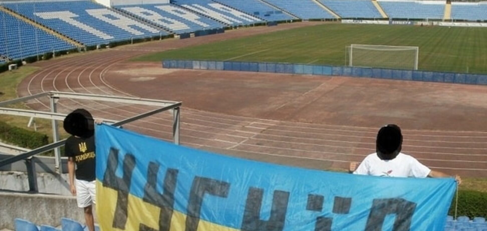 Крым - Украина! Фаны на стадионе в Симферополе вывесили украинский флаг