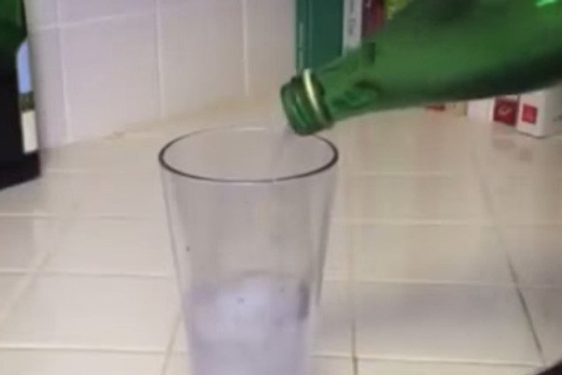 'Исчезающий стакан' озадачил тысячи пользователей в сети: опубликовано видео