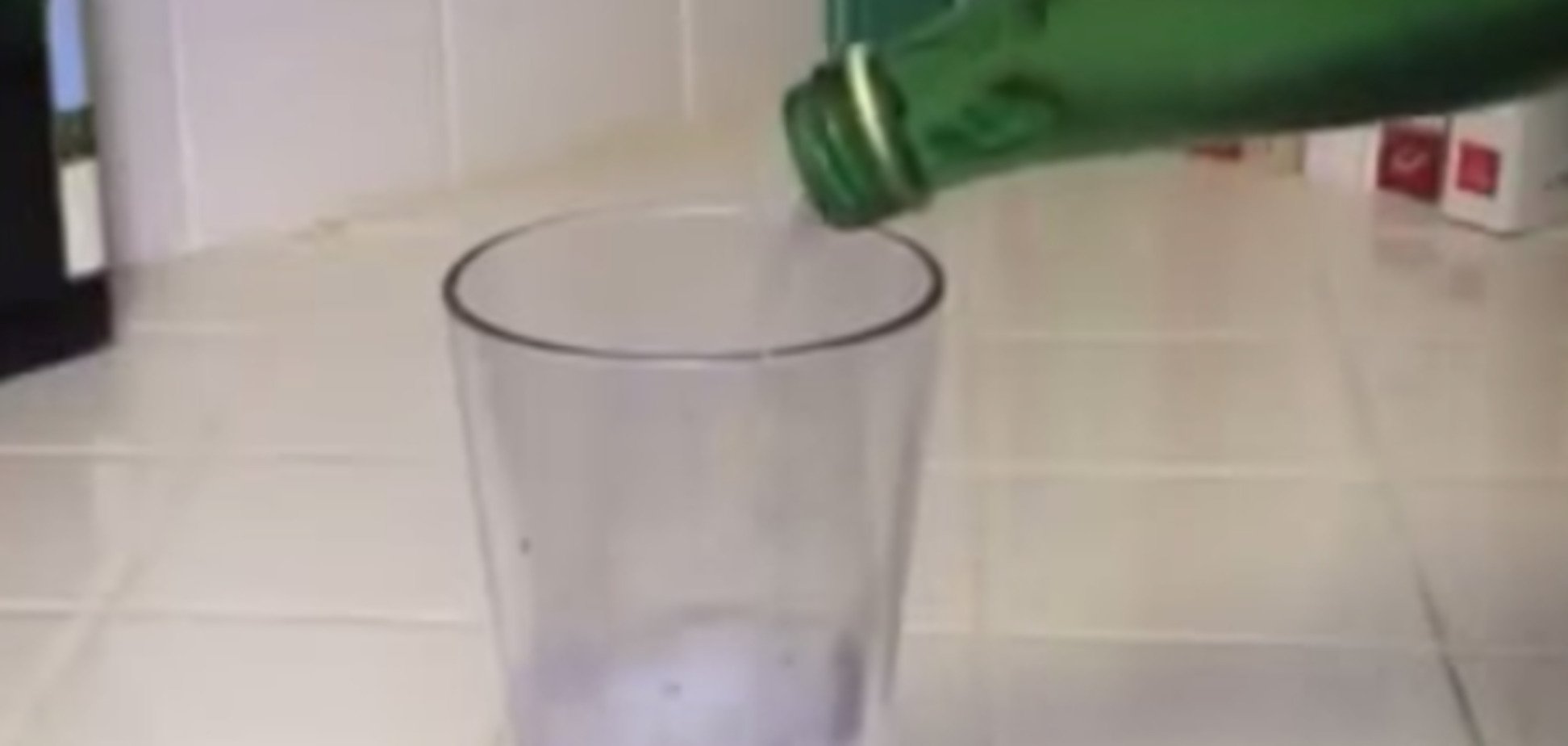 'Исчезающий стакан' озадачил тысячи пользователей в сети: опубликовано видео