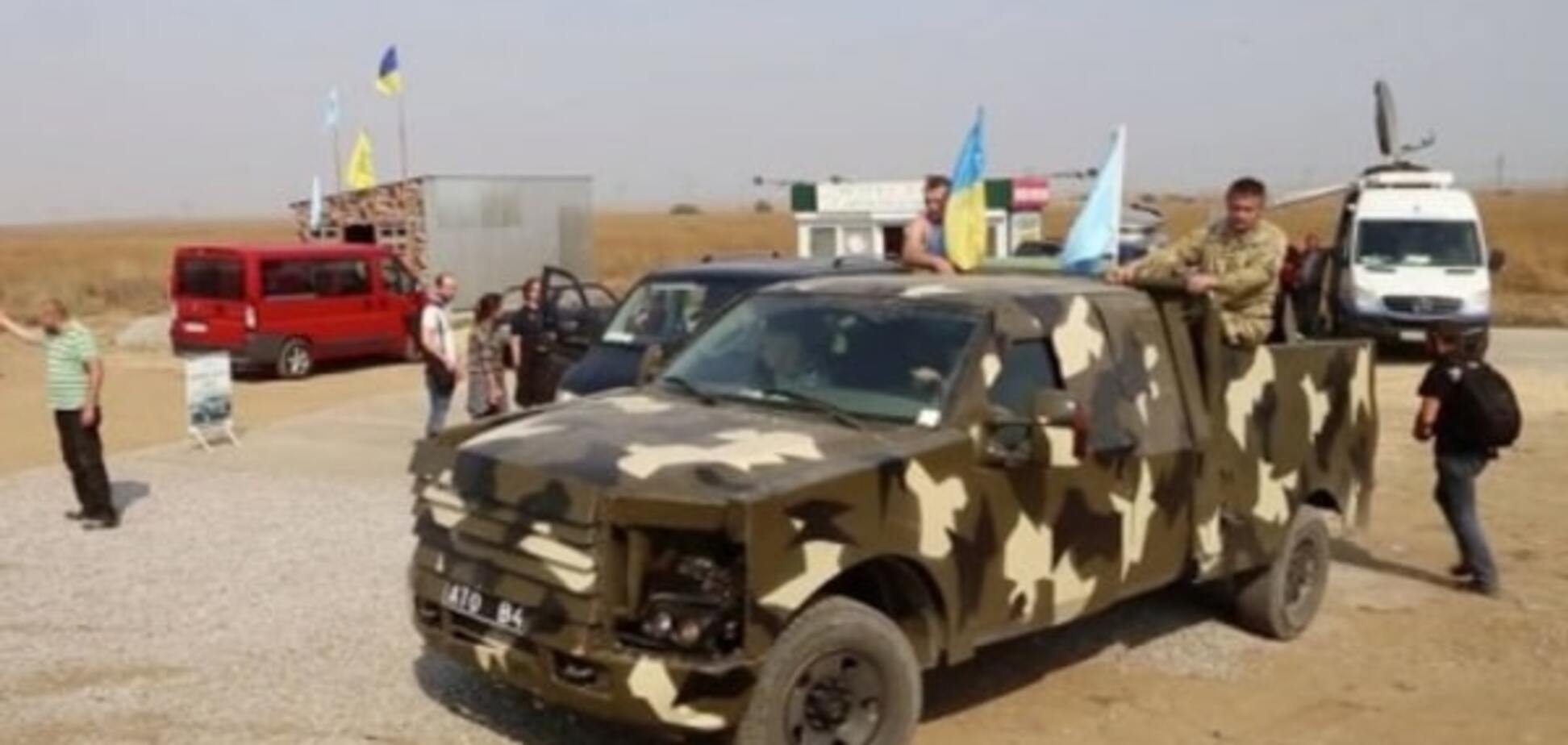 Блокада Крыма: Парасюка застукали на 'броне' добровольцев из АТО. Фото и видеофакт