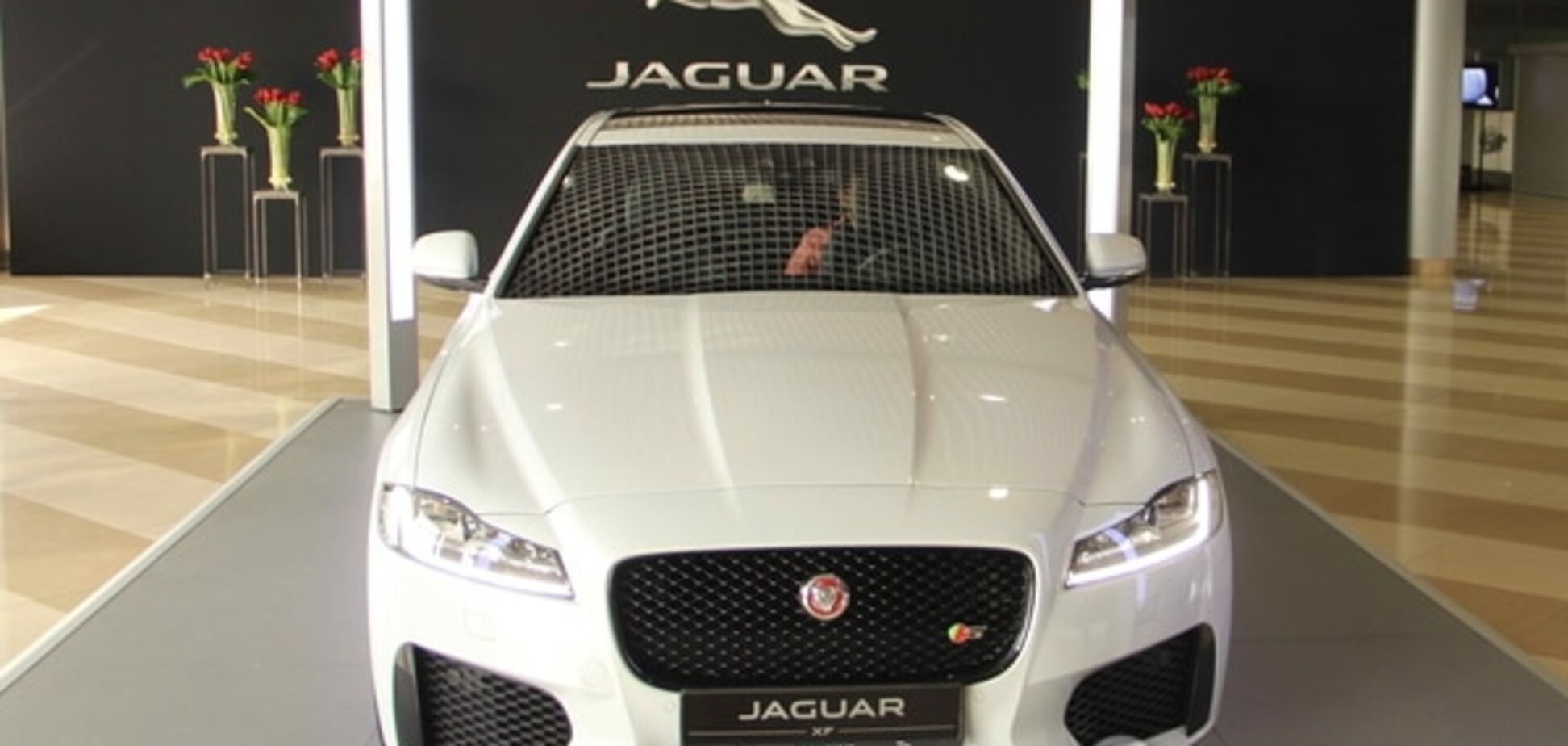 На взлетной полосе Борисполя 'засветился' новый Jaguar XF: эксклюзивные фото
