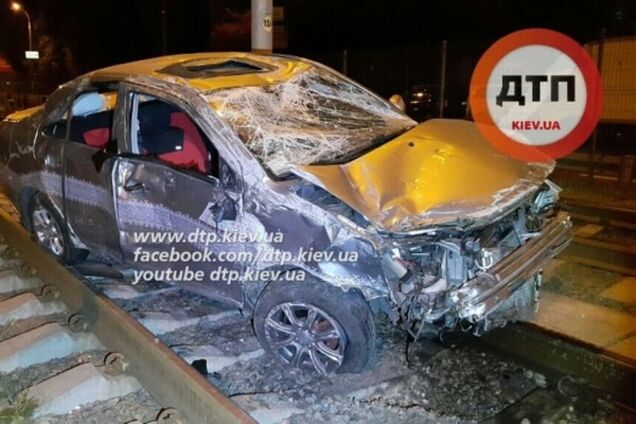 У Києві п'яний водій пролетів по рейках трамваю: є постраждалі