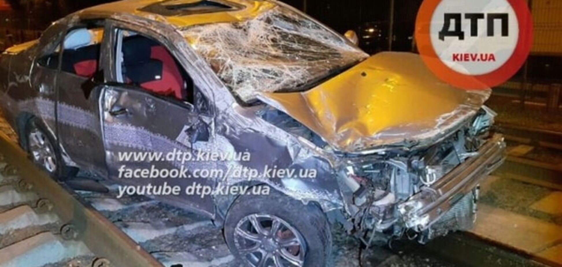 В Киеве пьяный водитель пролетел по рельсам трамвая: есть пострадавшие