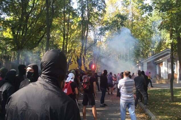 В Харькове 'азовцы' пикетировали дом Добкина: в ход пошла взрывчатка
