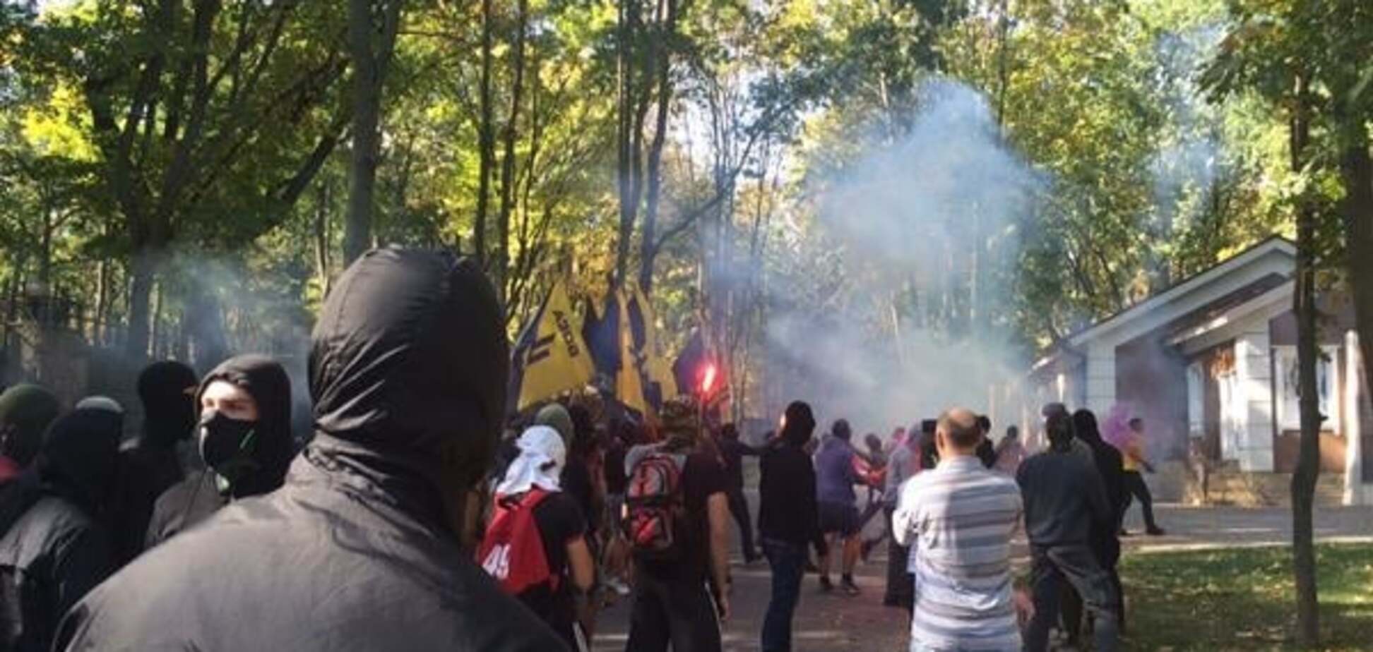 В Харькове 'азовцы' пикетировали дом Добкина: в ход пошла взрывчатка