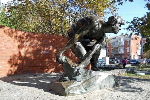 Киевскую скульптуру с 'оружием пролетариата' предложили вернуть в Москву