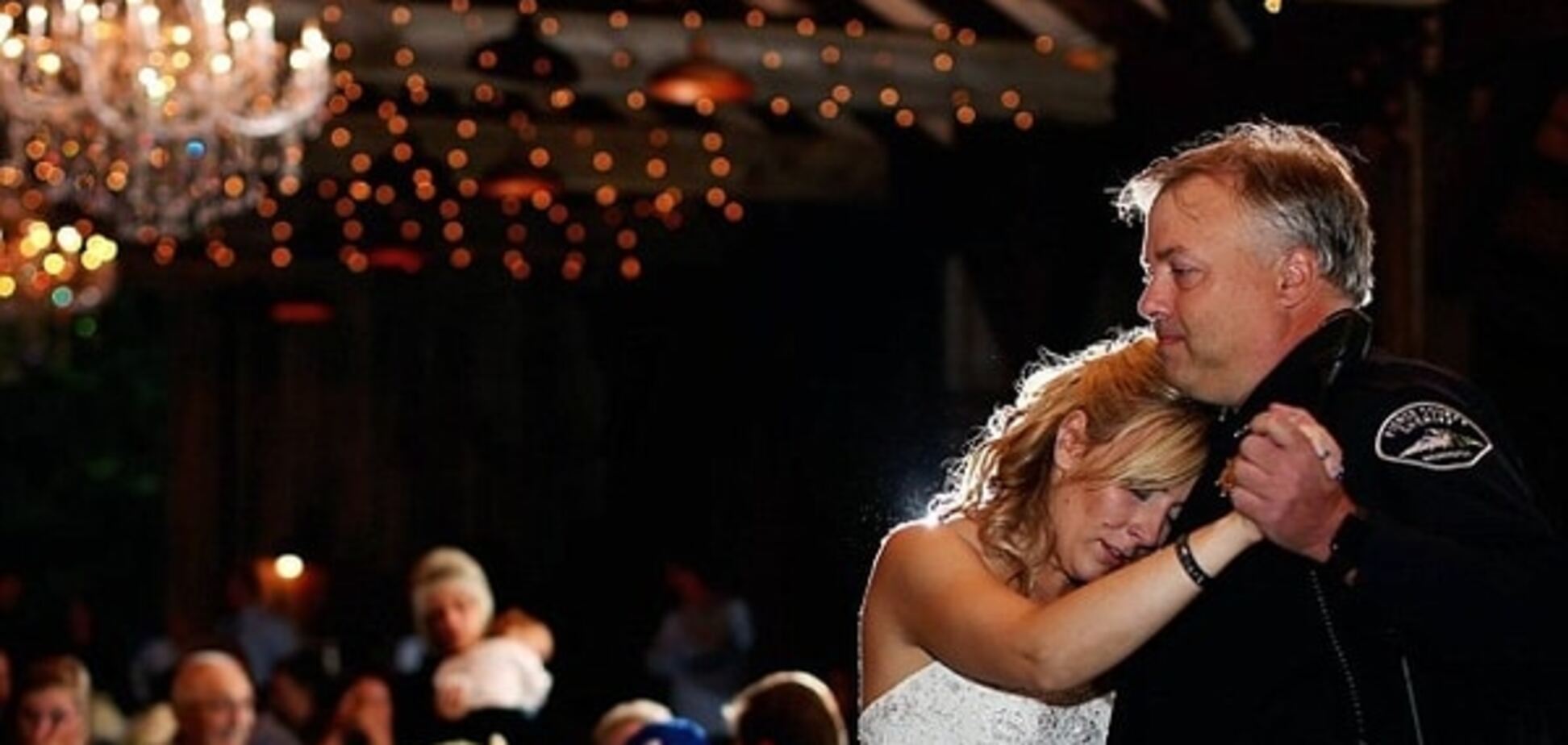 Невеста на свадьбе получила трогательное 'послание' от погибшего отца-полицейского
