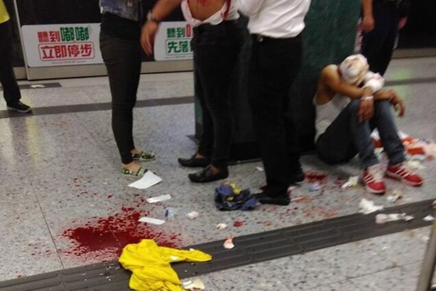 В Гонконге девятеро с ножами устроили резню в метро: фото с места ЧП