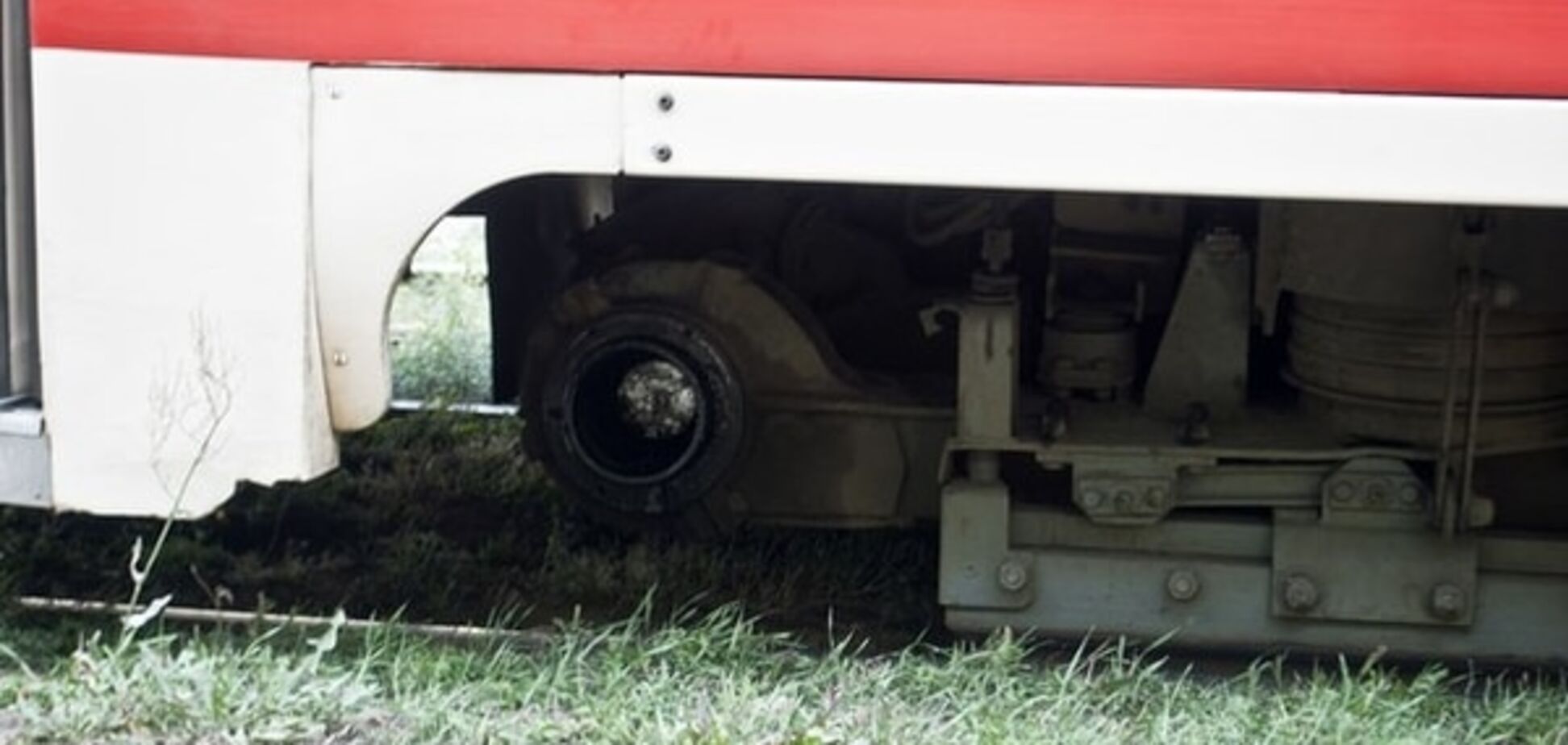 У Києві трамвай їхав без колеса: фотофакт