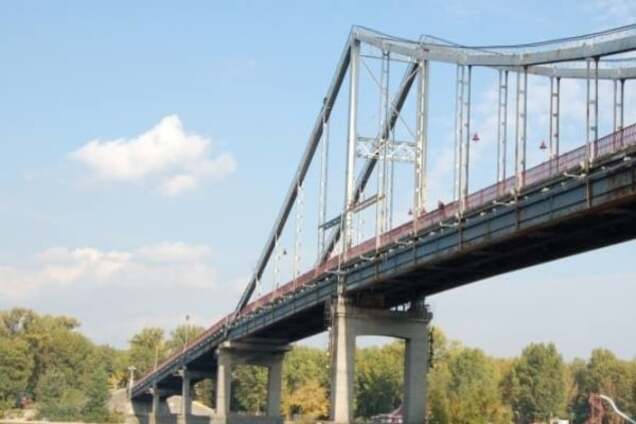 В Киеве парень прыгнул с Пешеходного моста