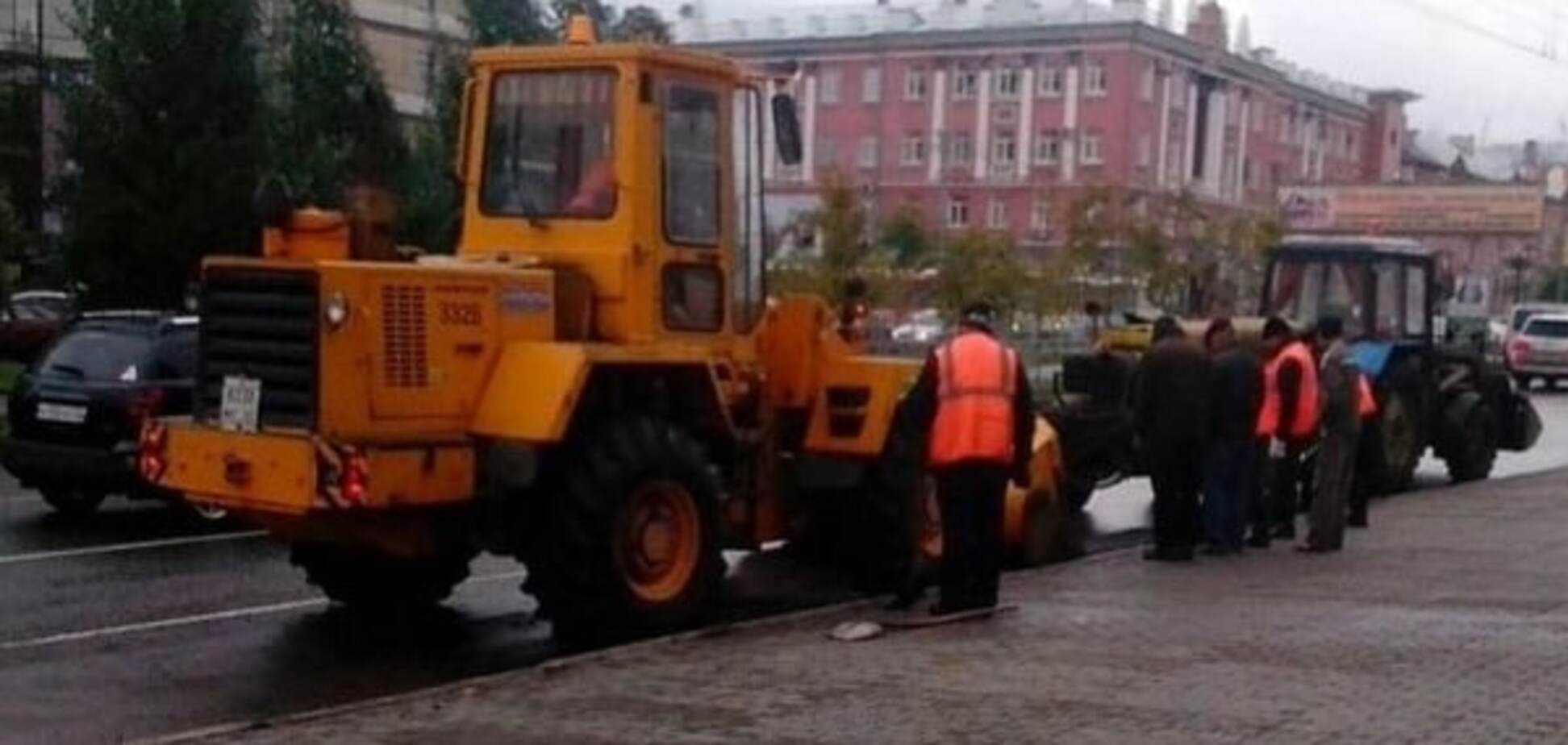 В российском Барнауле сняли асфальт, положенный к приезду Патриарха Кирилла: фотофакт