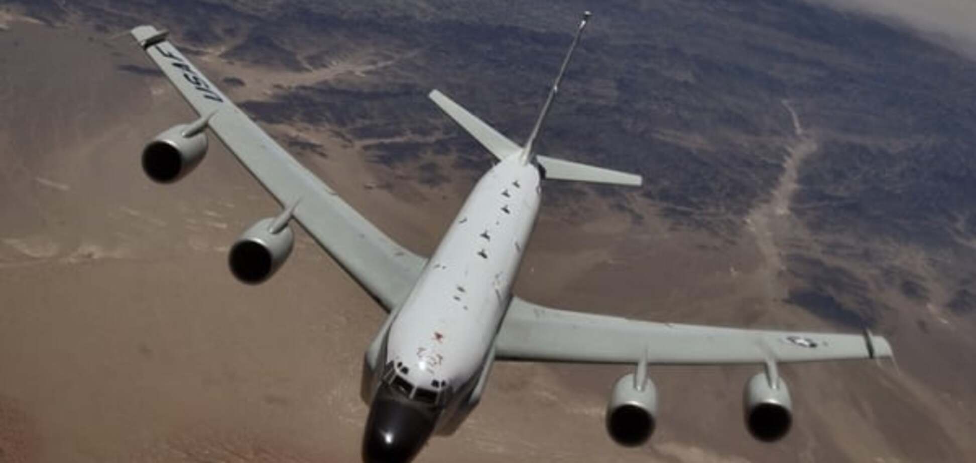 Истребитель 'друзей России' чуть не протаранил самолет США