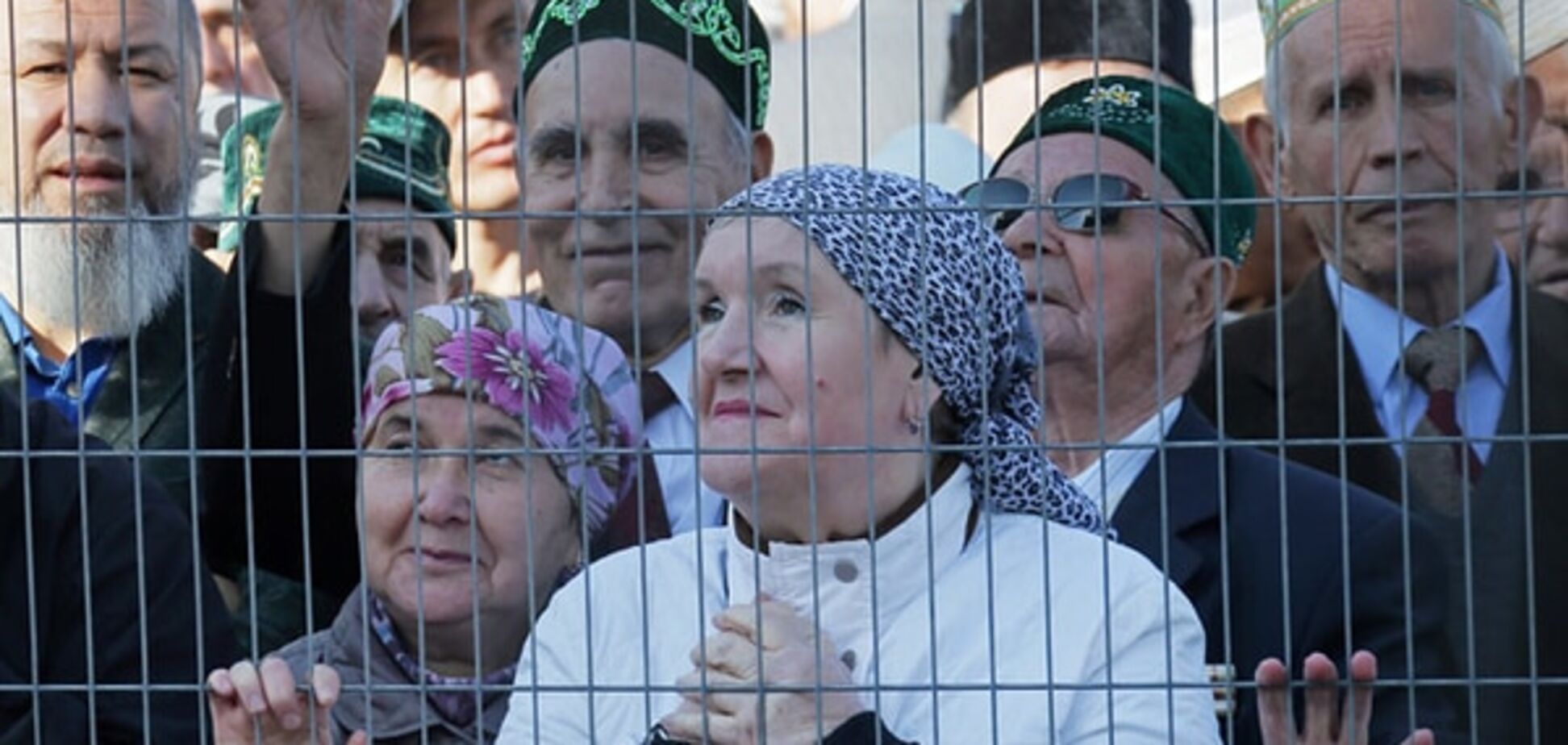На відкритті мечеті в Москві мусульман тримали 'за ґратами': опубліковано фото