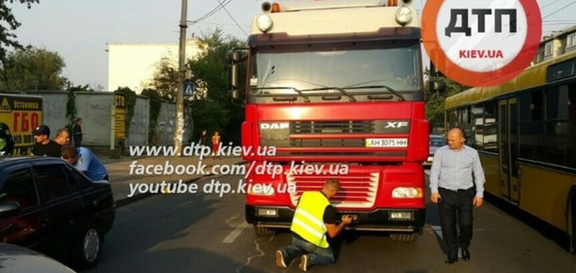 В Киеве под колесами грузовика погибла женщина: фото с места ДТП