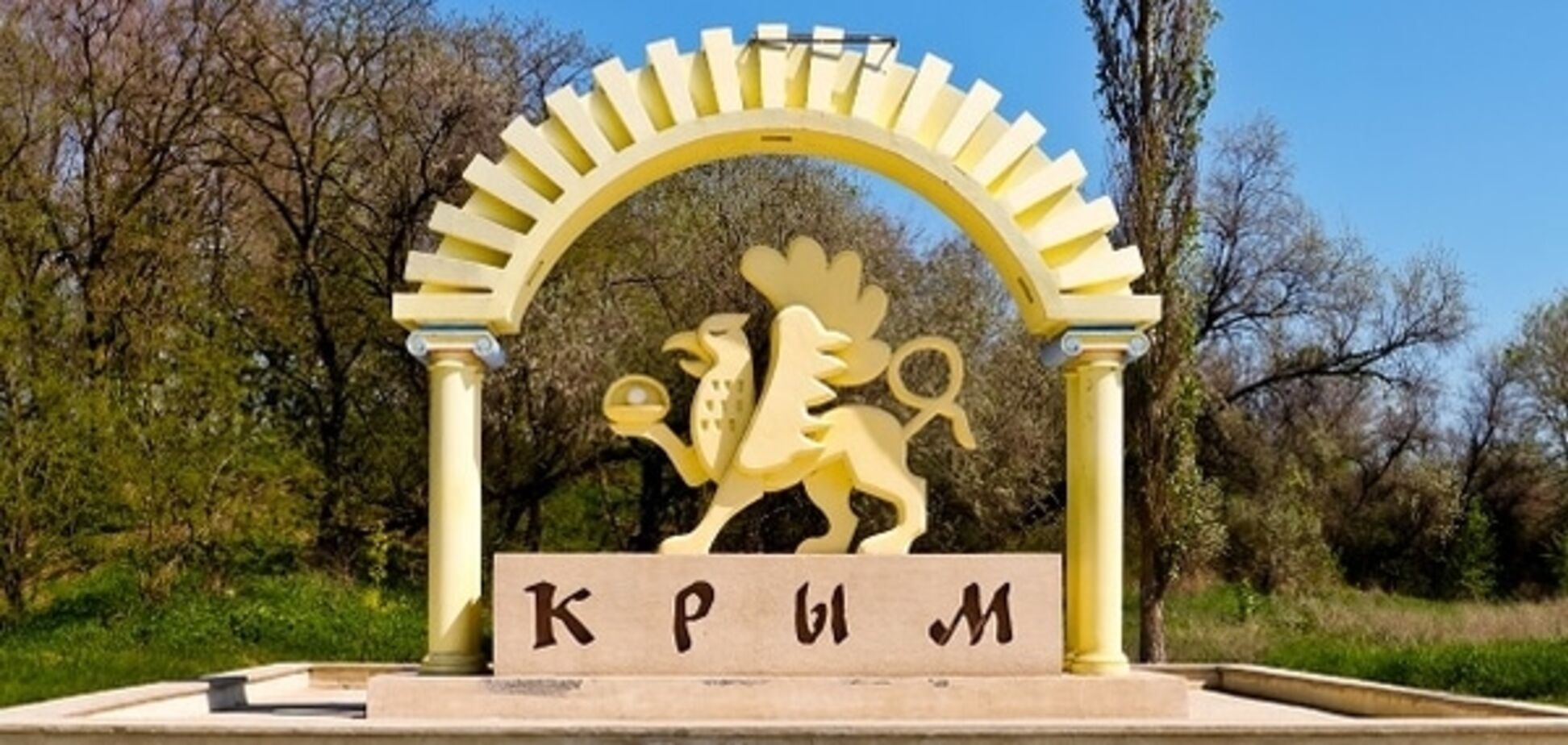 Кабмін змінив порядок в'їзду в анексований Крим