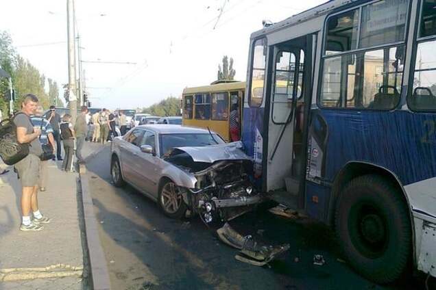 Груды железа: в Донецке террористы на Chrysler перевернули 'девятку' и протаранили троллейбус. Фоторепортаж